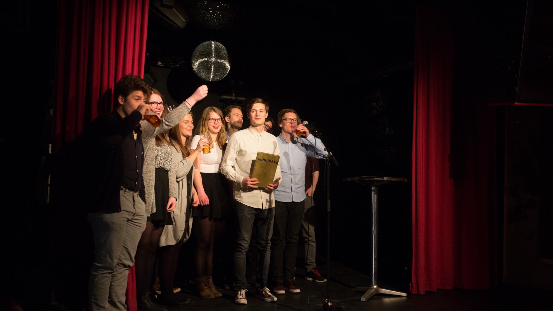 Readme på scenen under gullblokka, linjeforeningsredaksjonenes egen prisutdeling.